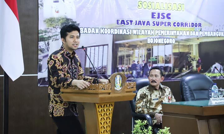 Wakil Gubernur Jatim Emil Elestianto Dardak sosialisasi East Java Super Coridor atau EJSC di Bakorwil Bojonegoro, Kamis (26/12). foto: ist.