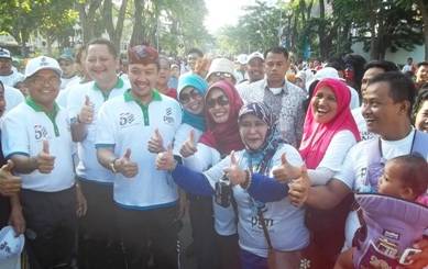 FOTO YUK - Disela jalan bersama para peserta berebut meminta foto dengan Menpora Imam Nahrawi. foto: Zainullah/BANGSAONLINE