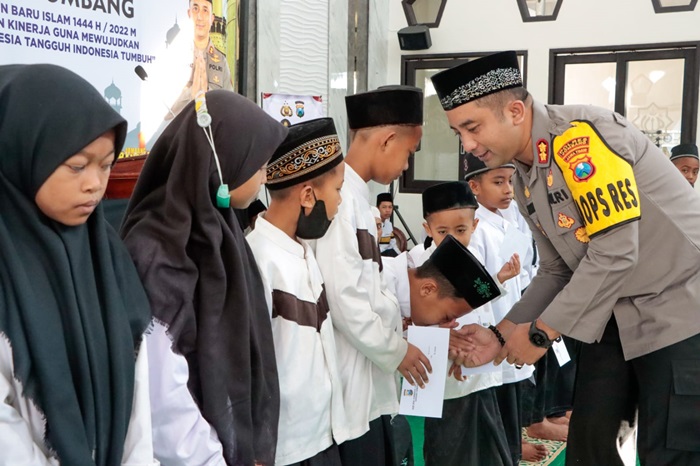 Peringati 1 Muharram, Polres Jombang Santuni Anak Yatim dan Berikan Beasiswa bagi Siswa Berprestasi