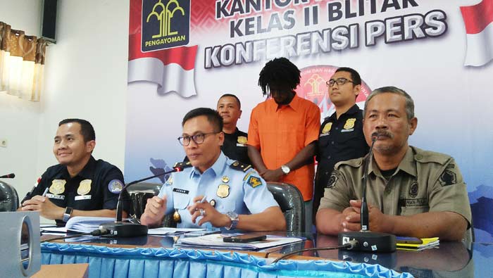 Seorang warga negara asing (WNA) asal Cote de Ivoire atau Pantai Gading diamankan petugas Kantor Imigrasi Kelas II Blitar.