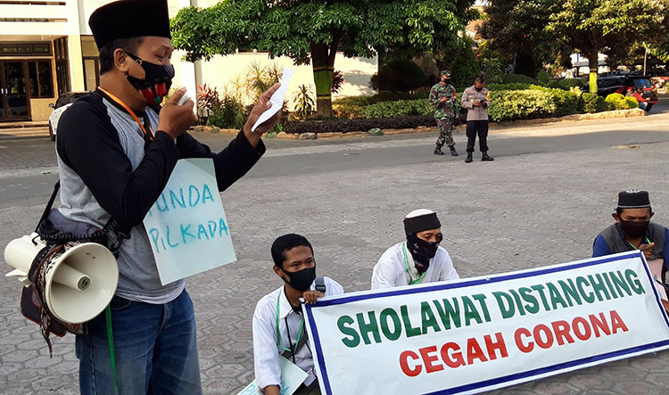 Lantunkan Selawat, Empat Sekawan di Kabupaten Kediri Demo Tuntut Tunda Pilkada 