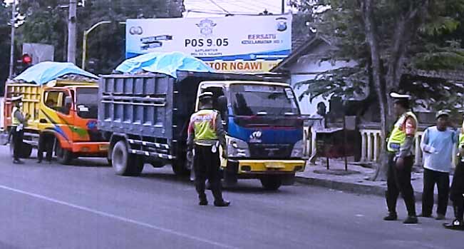 Polisi menghentikan dump truk yang melakukan pelanggaran. foto: zainal abidin/BANGSAONLINE