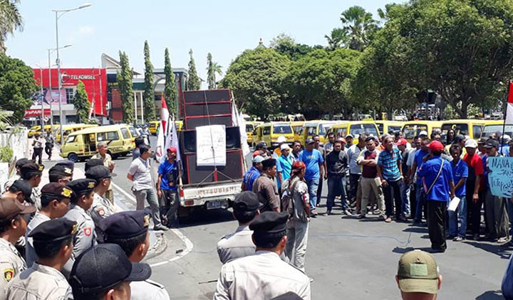 Ratusan sopir angkutan kota (angkot) saat melakukan aksi di depan kantor DPRD Jember.