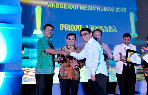 Kabag Humas M Fikses menerima penghargaan AMH 2015