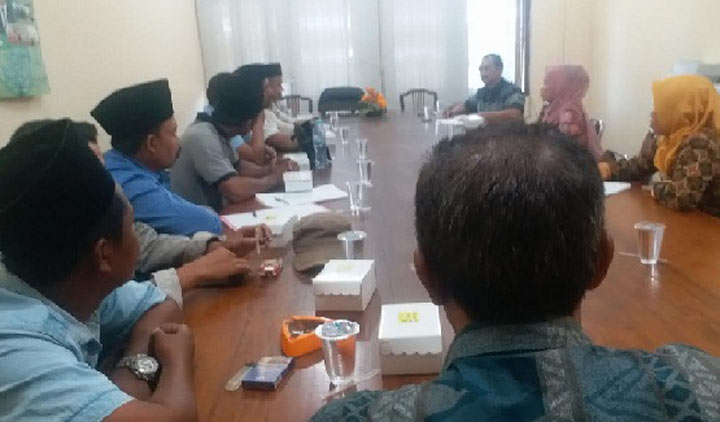 Masyarakat Benangkah ketika mengadu ke Komisi A DPRD Bangkalan terkait pelaksanaan pemilihan BPD.