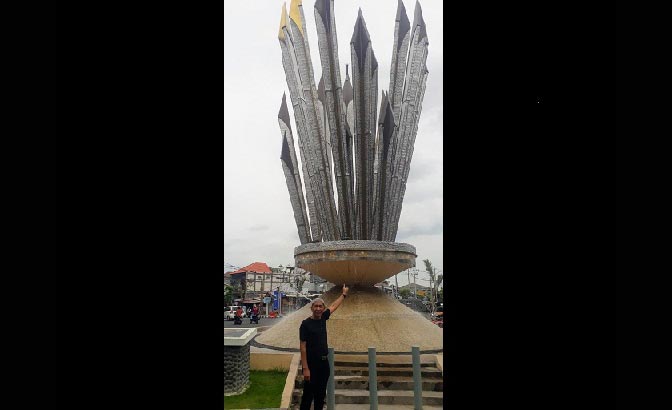 Gilang Adiwidya (45), menunjukkan tugu lontar yang baru dibangun oleh PT. Smelting. foto: ist.