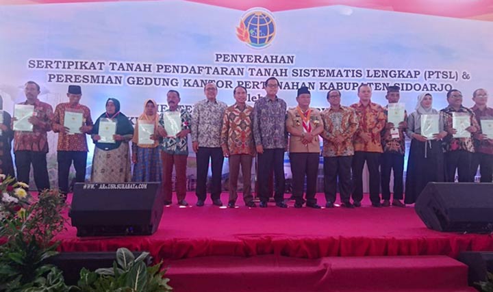 Sekjen Kementerian ATR/BPN Serahkan Sertifikat Tanah PTSL di Sidoarjo