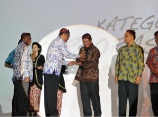KWSG Sabet PWI Jatim Award