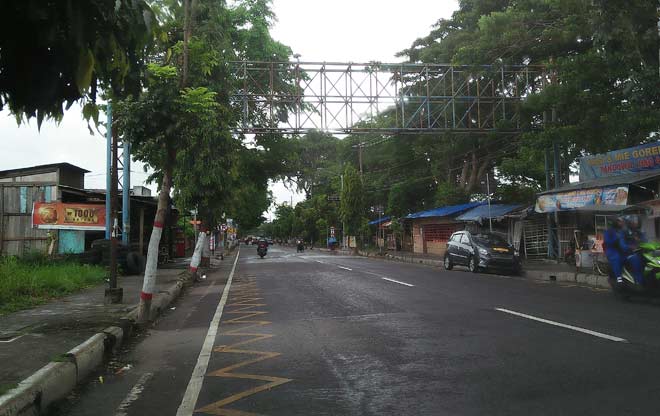 Salah satu papan reklame di Jalan Kalimantan yang mangkrak dan segera dirobohkan.
