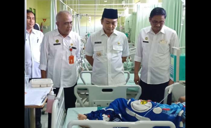 Bupati Pamekasan Badrut Tamam didampingi Direktur RSUD Slamet Martodirdjo Dr. Farid Anwar sedang mendengarkan keluh kesah pasien.