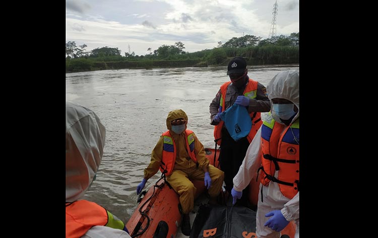 Tim gabungan saat mengevakuasi korban tenggelam di Sungai Brantas.