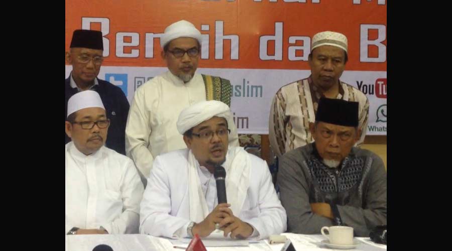 Habib Rizieq dalam keterangannya kepada media usai peluncuran konvensi Gubernur Muslim Jakarta, di Masjid Al Azhar, Kebayoran, Jakarta Selatan, Kamis (25/02/2016). foto: rakisa/ BANGSAONLINE