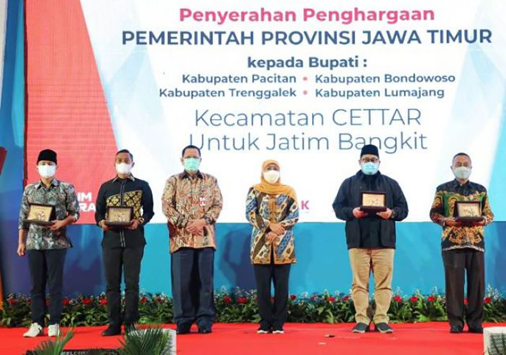 Launching Kecamatan CETTAR, Gubernur Khofifah Beri Penghargaan Empat Bupati