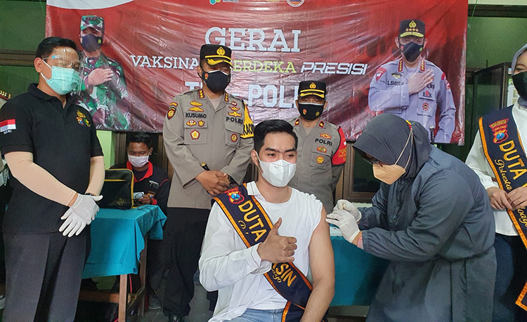 Kapolresta Sidoarjo Kombes Pol. Kusumo Wahyu Bintoro, Selasa (3/8/2021), meninjau pelaksanaan Gerai Vaksin Presisi untuk suntikan vaksinasi Covid-19 tahap dua di Desa Tambak Rejo, Waru, Sidoarjo. (foto: ist)