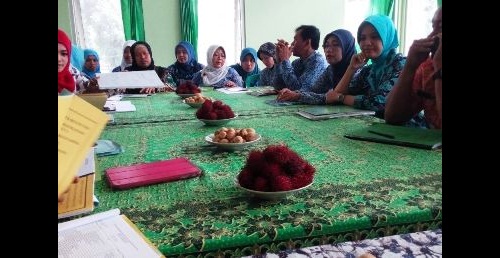 Pembinaan bagi dokter, perawat dan bidan desa disalah satu aula puskesmas kecamatan montong, Tuban. (Suwandi/BANGSAONLINE)