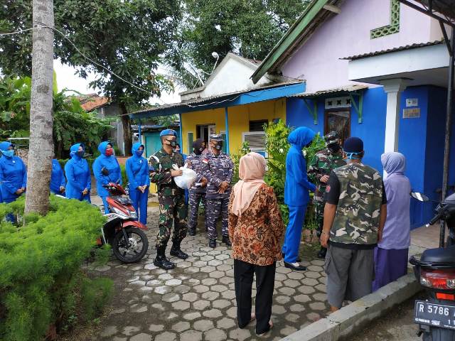 Supaya Tepat Sasaran, Danlanal Cilacap Door To Door Bagi Sembako ke Warakawuri