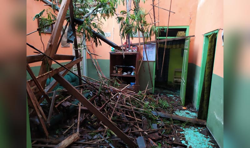 Atap rumah Sri Asih ambrol usai tertimpa pohon Sengon.