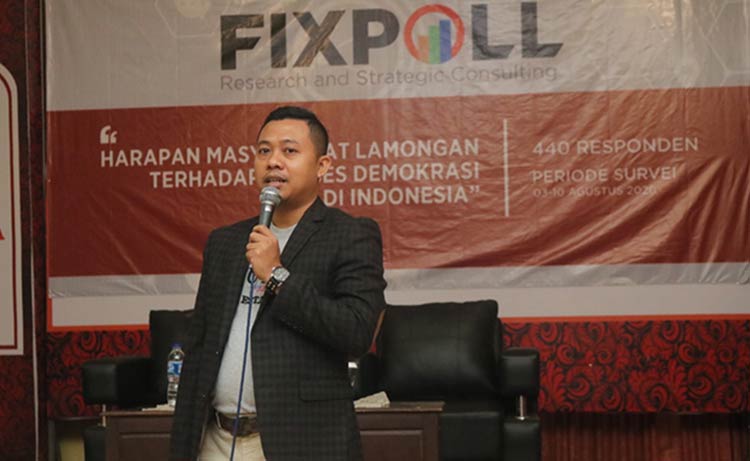 Direktur Eksekutif FixPoll, Anas RA saat rilis survei. (foto: ist).
