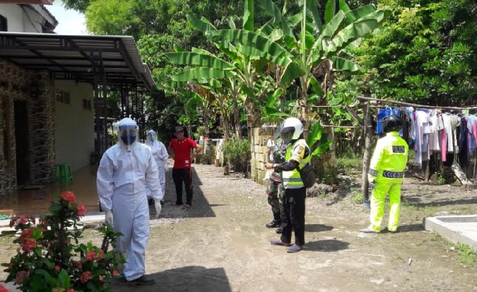 Satgas Covid-19 saat menjemput istri pedagang es yang positif corona.