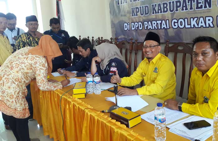 Ketua Golkar Gresik Ahmad Nurhamim bersama jajaran pengurus saat verifikasi faktual.