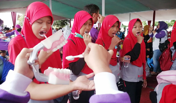 Ribuan siswa antusias mengikuti gerakan sikat gigi massal.