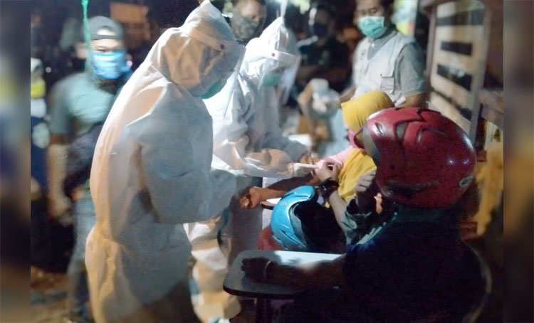 Pelaksanaan rapid test di Pasar Banjarejo, Bojonegoro.