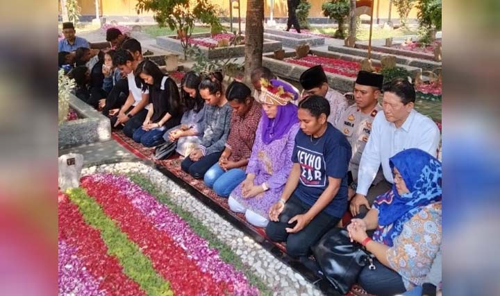 Zannuba Ariffah Chafsoh (Yenny Wahid) bersama para mahasiswa Papua yang berada di Jombang ziarah ke Makam Gus Dur di Pesantren Tebuireng, Rabu (21/8/2019). foto: istimewa