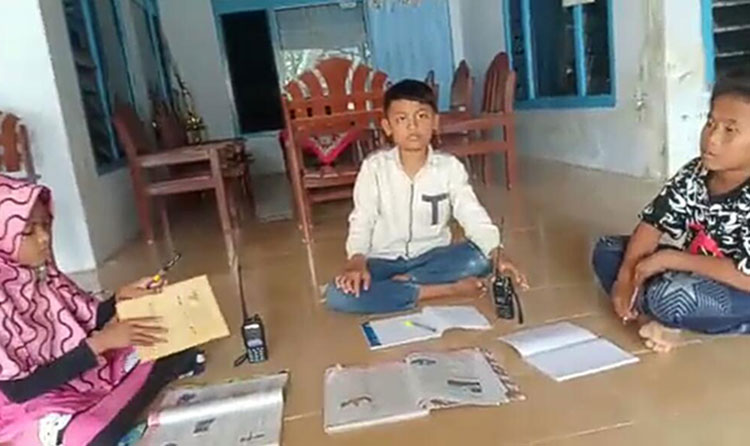 Sulit Jaringan Internet, Santri Madrasah Manfaatkan Frekuensi HT RAPI Pamekasan untuk Belajar Daring