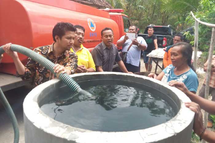Distribusikan Air, Bupati Emil Kaget, Tandon Warga Berasal dari Drum Aspal dan Berkarat