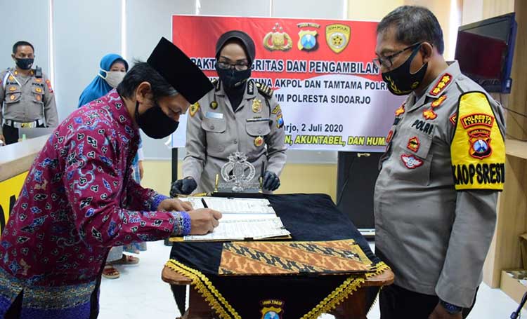 Penandatanganan naskah pakta integritas oleh para panitia, peserta, dan orang tua.