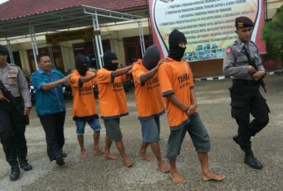 Para penjudi yang diamankan Reskrim Polres Pamekasan.