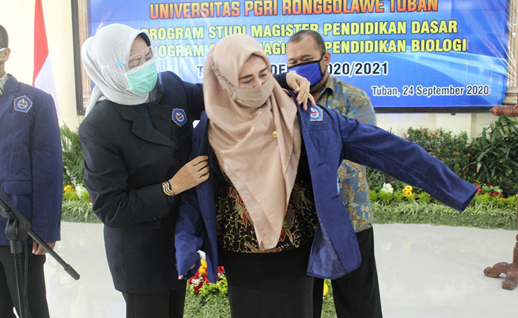 Rektor Unirow Tuban Supiana Dian Nurtjahyani secara simbolis mengenakan jas almamater kepada mahasiswi.