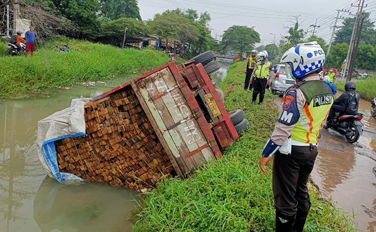 Kondisi truk yang terguling ke sungai kawasan Jalan Raya Gedangan, Desa Wedi, Kecamatan Gedangan, Sidoarjo, Senin (11/1/2021).