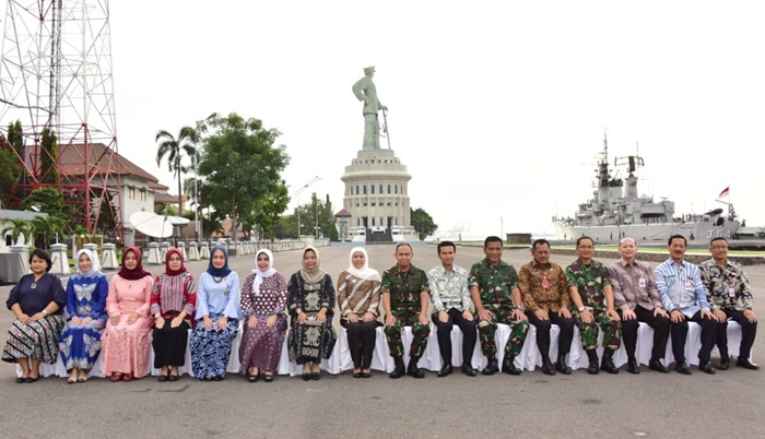 Gubernur dan wagub Jatim saat foto bersama dengan latar belakang Monumen Jalesveva Jayamahe (Monjaya).