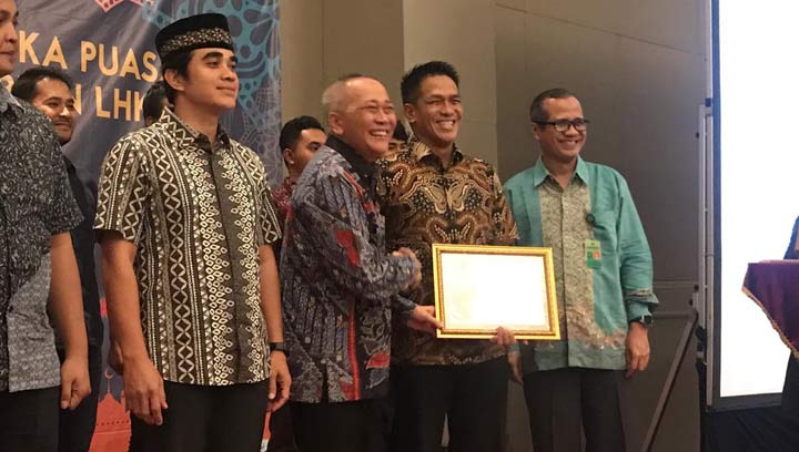Dirreskrimsus Polda Jatim Kombes Pol Akhmad Yusep Gunawan (dua dari kanan) menerima penghargaan dari Dirjen KSDAE Kementerian LHK, Ir. Wiratno.