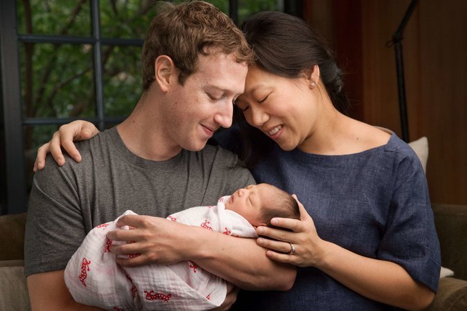 Mark Zurkerberg bersama isterinya, Priscilia, menggendong bayi mereka yang baru lahir. Foto: facebook