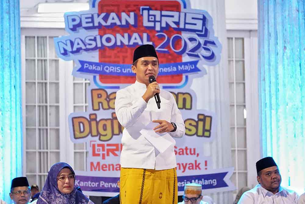 Wali Kota Pasuruan, Adi Wibowo saat memberikan sambutan dalam kegiatan Sholawat Kebangsaan dan Pesta QRIS Kota Santri di Gedung Harmoni, Kota Pasuruan. (Ist)