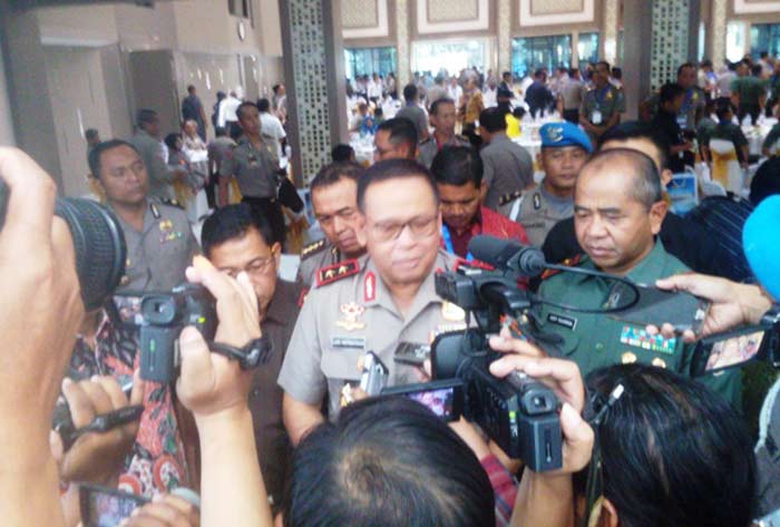 Kapolda Jawa Timur, Irjen Pol Luki Setiawan bersama Pangdam V Brawijaya, Mayjen TNI Arif Rahman memberikan keterangan kepada awak media.
