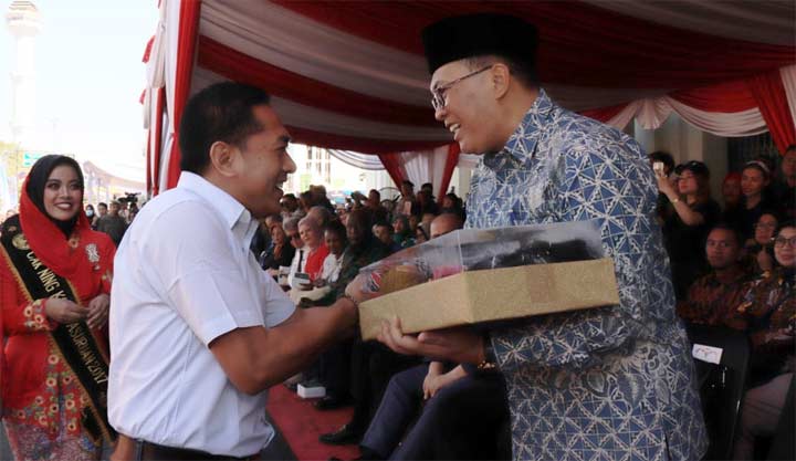 Ketua DPRD Kota Pasuruan H. Ismail M. Hasan, menyerahkan cinderamata kepada Wali Kota Bandung Oded Muhammad Danial.