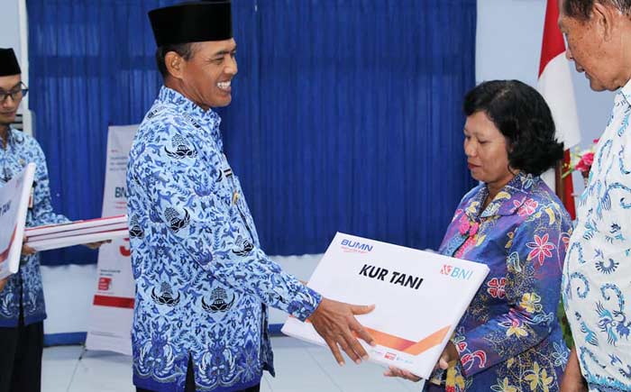 Wali Kota Madiun Sugeng Rismiyanto menyerahkan kartu tani.