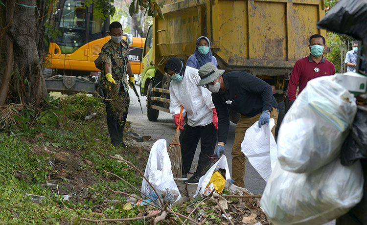 Gunakan Sapu, Sarung Tangan, dan Keranjang Rotan, Risma Kerja Bakti Percantik Kawasan Kalibokor