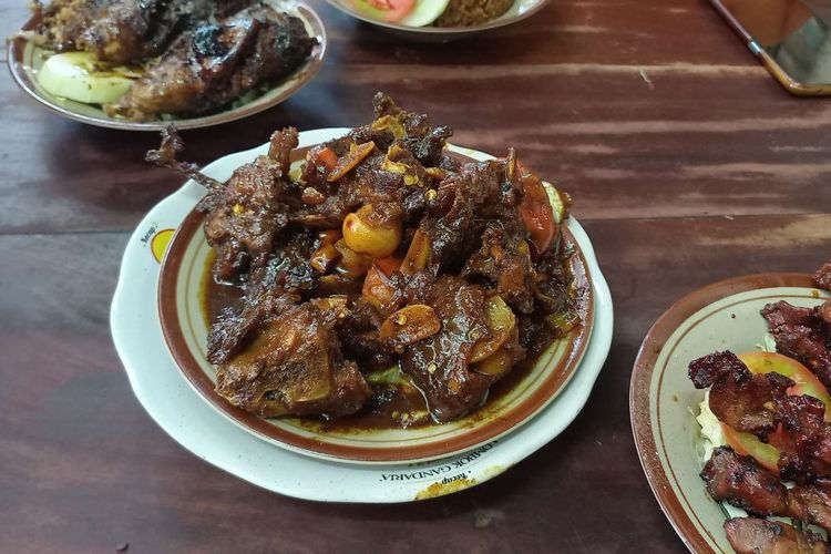 Rekomendasi Wisata Kuliner di Solo, Sate Kambing dan Tengkleng Rica-Rica Pak Manto yang Wajib Dicoba. Foto: Ist