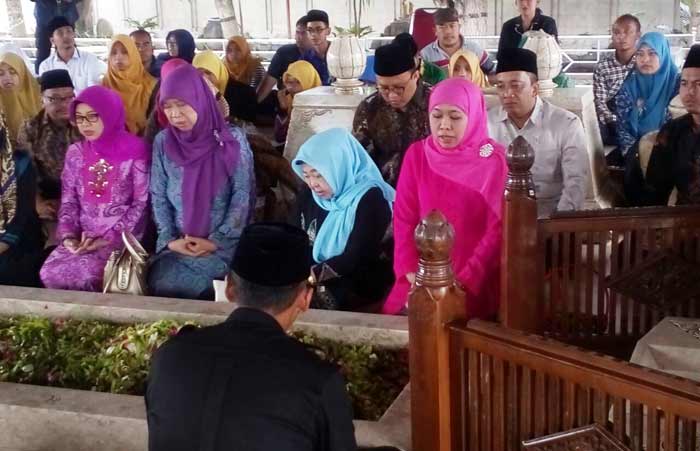 Mensos Khofifah Indar Parawansa saat nyekar ke makam Bung Karno. foto: AKINA/ BANGSAONLINE