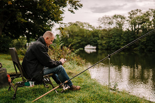 Ilustrasi orang memancing (Pexels)