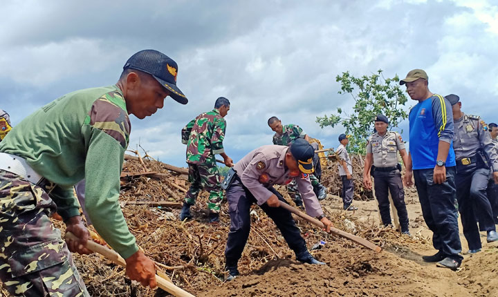Polres Blitar didampingi petugas gabungan saat kerja bakti membersihkan sampah yang menyumbat lokasi normalisasi Sungai Unut.