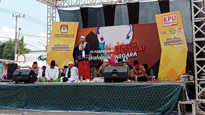 Suasana sholawat bareng yang digelar KPU Pamekasan.