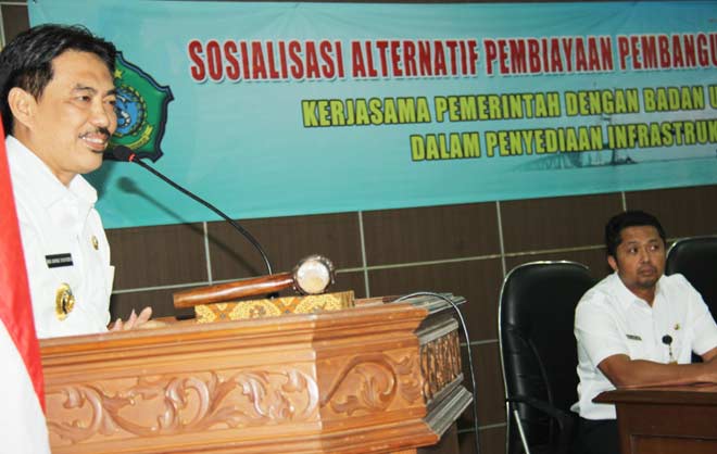 CARI ALTERNATIF: Wabup Nur Ahmad Syaifuddin membuka sosialisasi tentang skema KPBU, di Aula Delta Graha Kantor Pemkab Sidoarjo Rabu (24/8). foto: MUSTAIN/ BANGSAONLINE