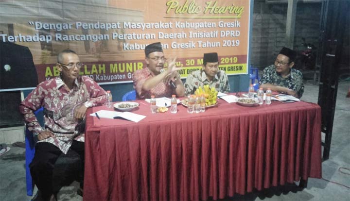 Abdullah Munir (kanan) saat menggelar public hearing. foto: SYUHUD/ BANGSAONLINE
