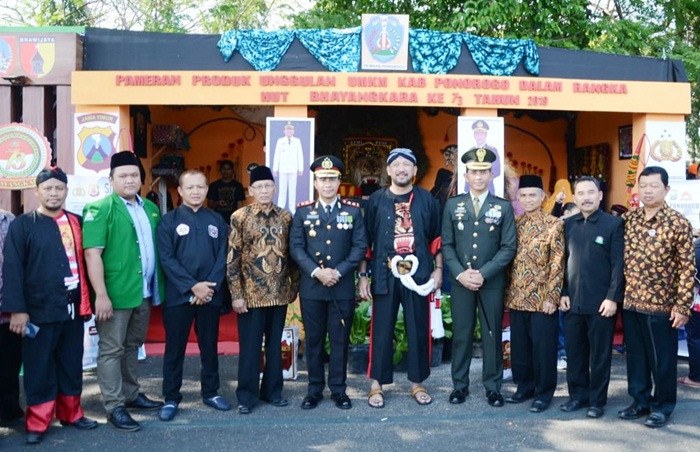 Kapolres Ponorogo saat foto bersama Elemen Masyarakat Ponorogo.