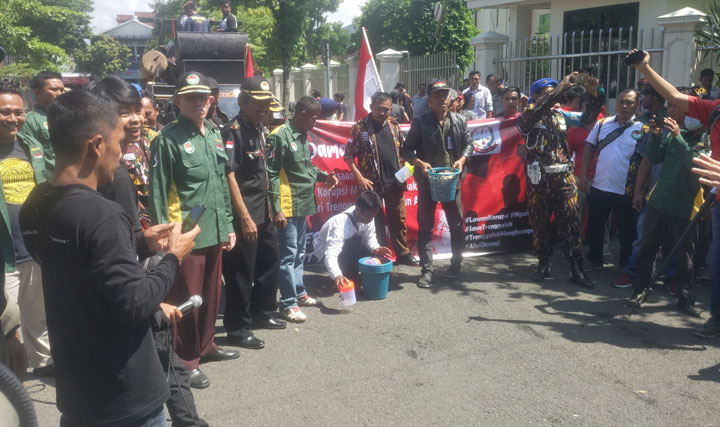 Galang Koin untuk Kejari Trenggalek, Massa Gabungan LSM Serahkan Data Kasus Korupsi